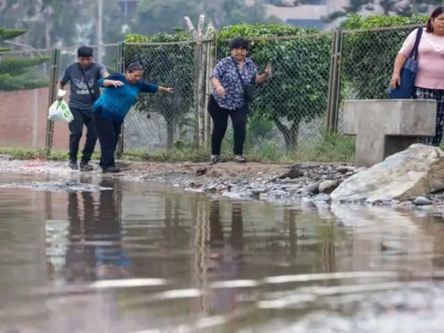 SJM: incremento del caudal del río Surco afecta a conductores y peatones