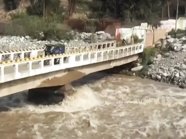 Puentes vehiculares y peatonales en peligro tras intensas lluvias en Chosica y Santa Eulalia