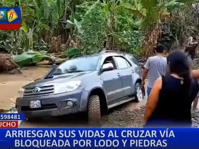 Personas arriesgan su vida para cruzar ruta bloqueada por huaicos en Ayacucho