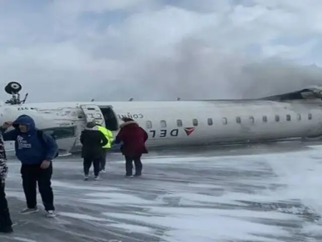 Avión de Delta Airlines se vuelca al aterrizar en Toronto por condiciones climáticas adversas