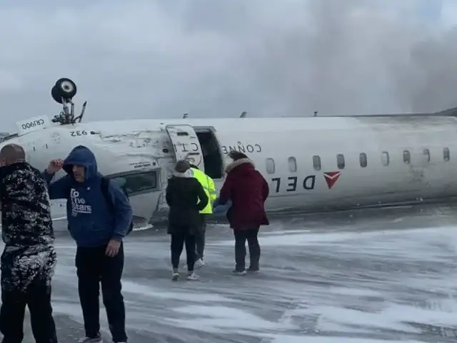 ¡Terrible accidente en Canadá! Avión de pasajeros vuelca en pleno aterrizaje