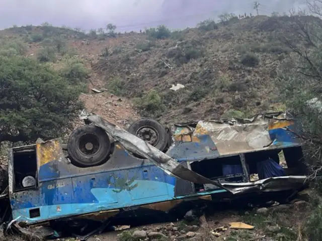 Tragedia en Bolivia: 28 muertos y 20 heridos tras caída de autobús a barranco