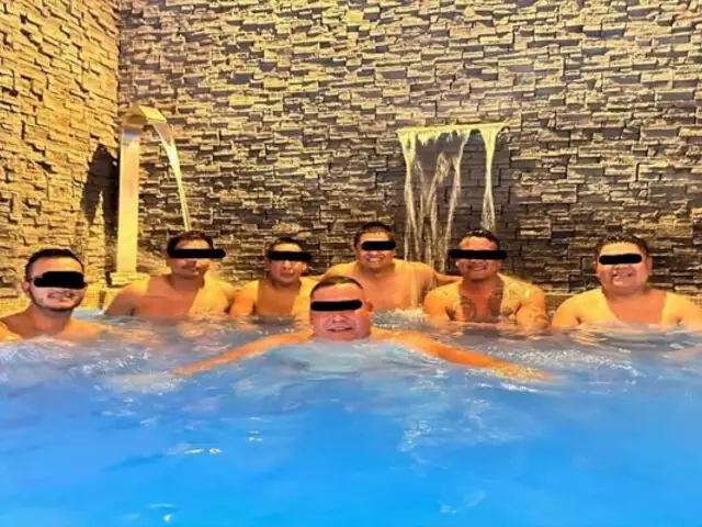 Foto desata polémica en Trujillo: policías posan en una piscina junto a presuntos integrantes de ‘Los Pulpos’