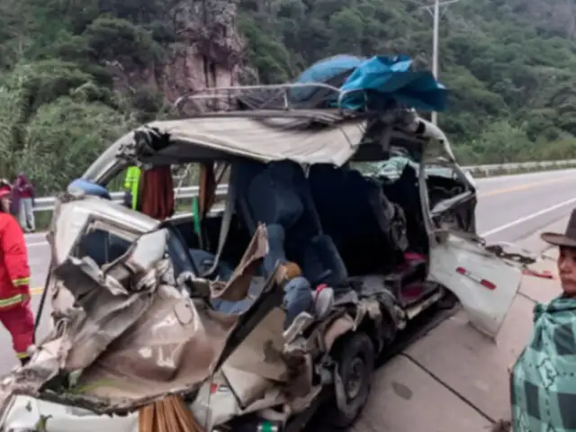 Tragedia en Apurímac: roca cae sobre combi llena de pasajeros y deja tres muertos