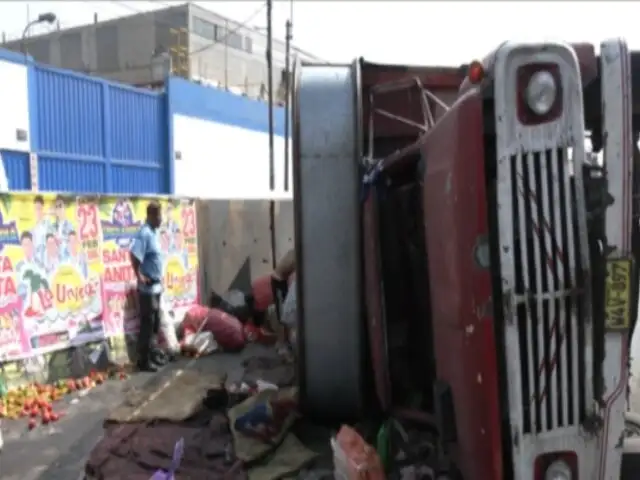 Accidente en la Carretera Central: camión pierde llanta y termina volcado