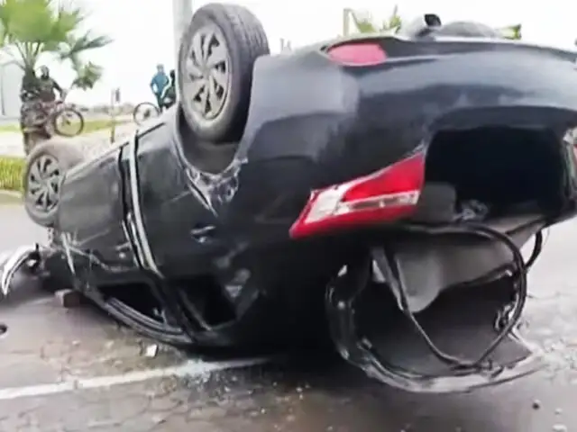 Auto pierde el control y se estrella contra muro por llovizna en la Costa Verde