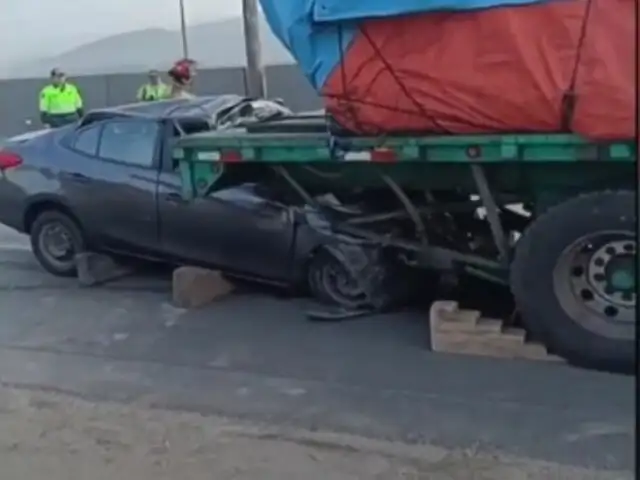 Tragedia en la Panamericana Norte: choque entre auto y tráiler deja tres muertos en Ancón