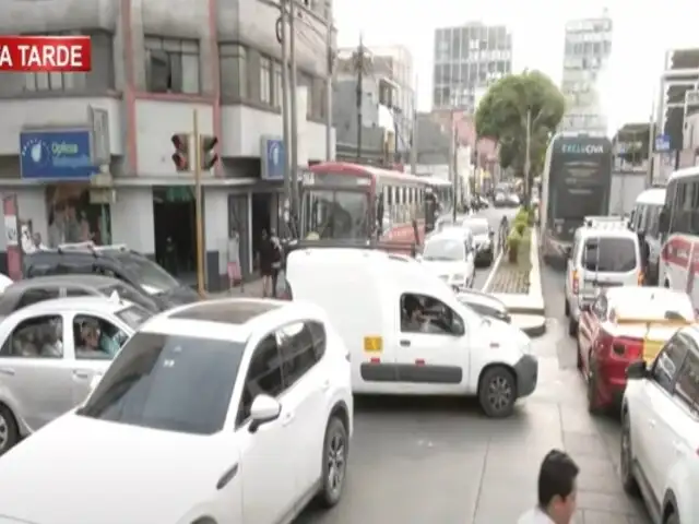 Caos vehicular por cierre parcial de avenida Petit Thouars debido a obras