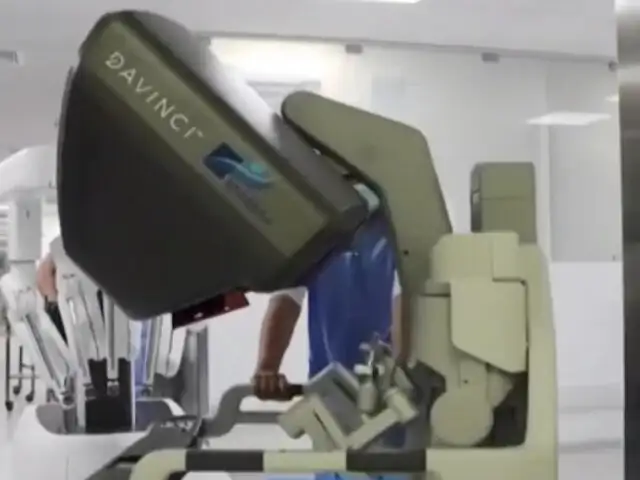 Gracias a los avances tecnológicos: robot del INEN opera durante siete horas a paciente con cáncer