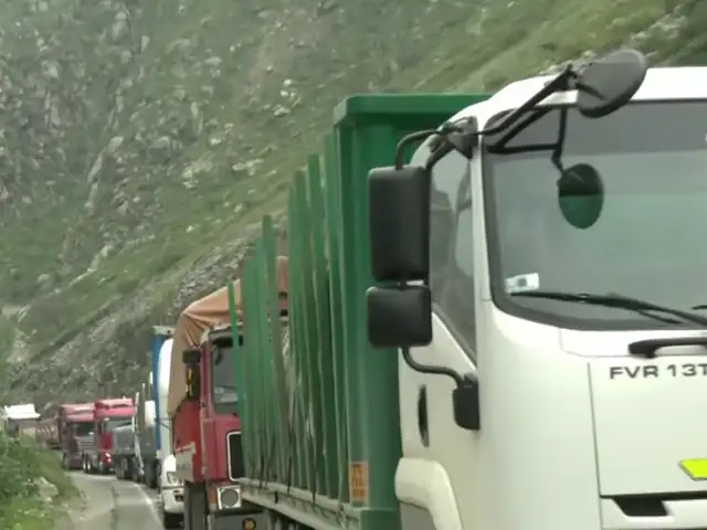 Carretera Central: derrumbe deja varados a cientos de vehículos por más de seis horas