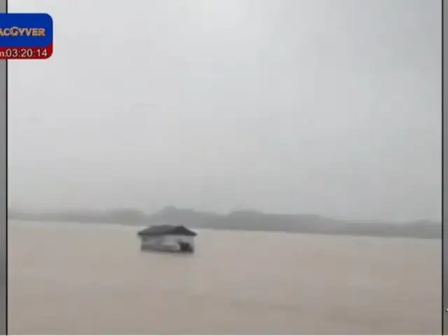 Loreto: Caudal del río Marañón arrastra vivienda y la deja flotando en el agua