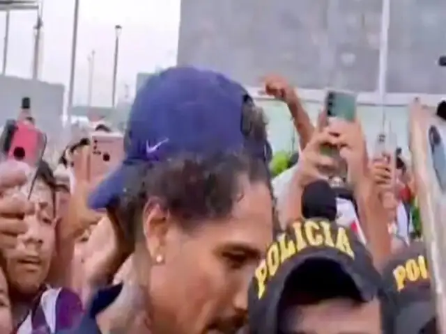 Paolo Guerrero sufre el robo de su gorro a la llegada de Alianza Lima al Perú