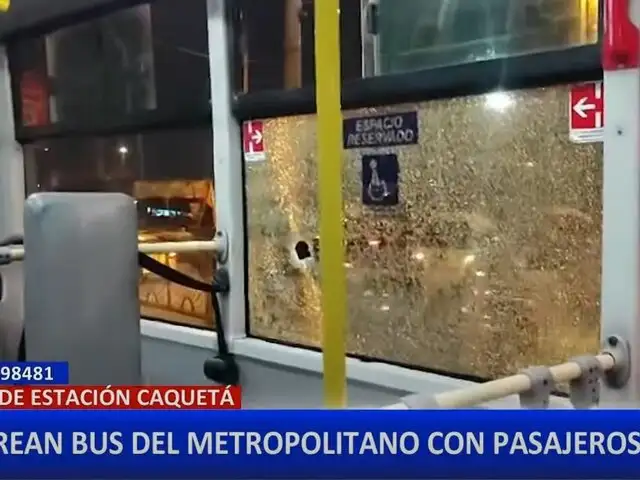 Vándalos atacan bus del Metropolitano en plena estación Caquetá