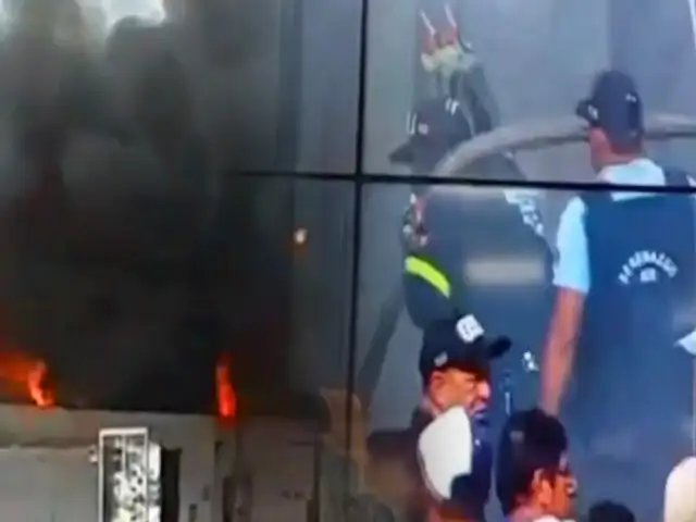 Incendio de grandes proporciones en un taller de mecánica en Ate deja cuantiosos daños