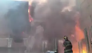 Incendio en Cercado de Lima: estructura de edificio colapsa y reaviva las llamas