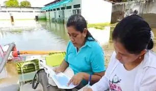 Tumbes: Profesores trabajan en la puerta de su colegio por estar inundado