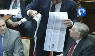 Foto del día: Piero Corvetto muestra en el Congreso enorme cédula electoral para elecciones 2026