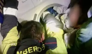 Bomberos rescatan a niña atrapada en el tambor de una lavadora