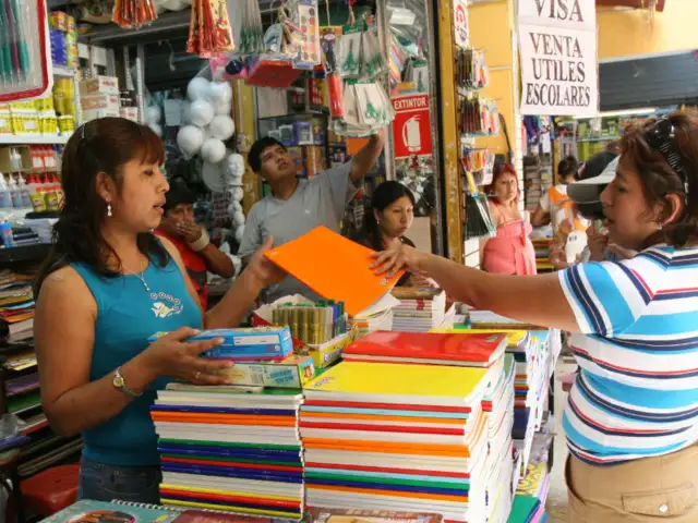 Mesa Redonda: padres de familia abarrotan galerías para comprar útiles escolares