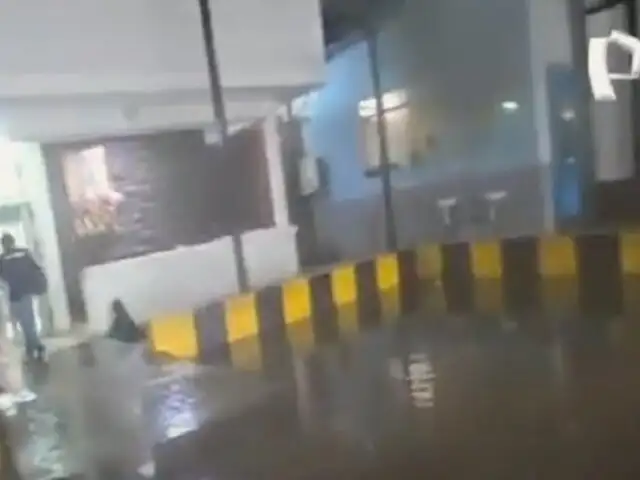 Lluvias en Tumbes: pacientes duermen y son atendidos en medio de hospital inundado