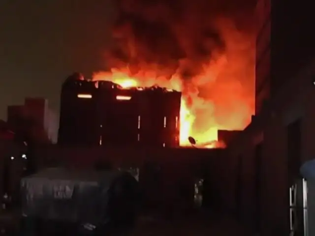 Incendio en Centro de Lima: falta de agua dificulta el trabajo de los Bomberos