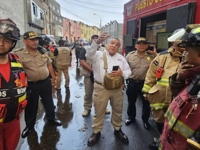 Centro de Lima: premier Adrianzén llega a zona del incendio para coordinar acciones con bomberos