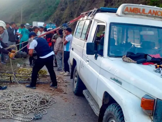 Tres profesionales de la salud mueren tras caer camioneta a abismo: se dirigían al Vraem para vacunación