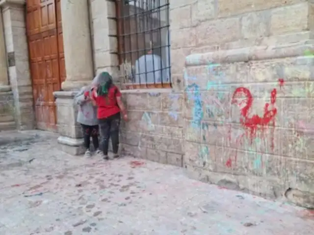 Indignación en Huancayo: vandalizan la Catedral durante el Ño Carnavalón 2025