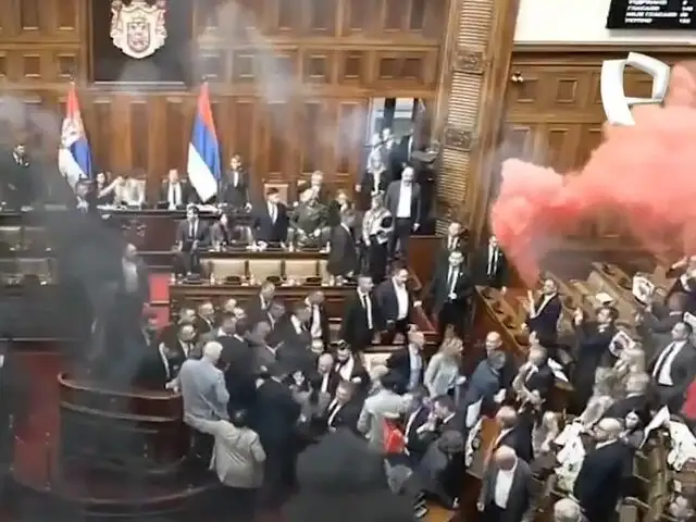 Serbia: diputados lanzan granadas y gases lacrimógenos en plena sesión