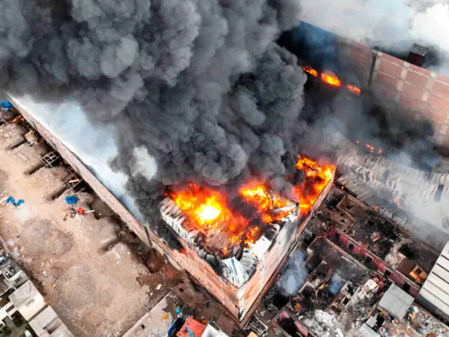 Incendio en Barrios Altos podría prolongarse un día más, advierten bomberos