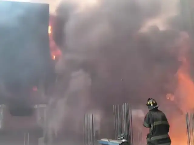 Incendio en Cercado de Lima: estructura de edificio colapsa y reaviva las llamas