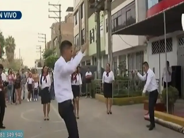 Profesores de Los Olivos reciben a estudiantes con "hora loca" en su primer día de clases