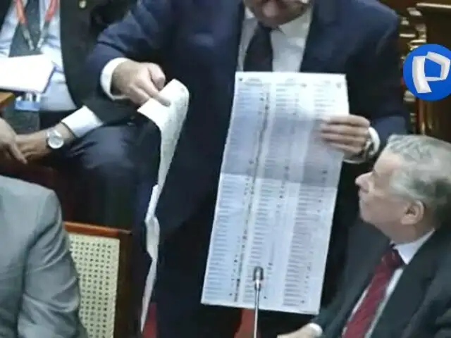 Foto del día: Piero Corvetto muestra en el Congreso enorme cédula electoral para elecciones 2026