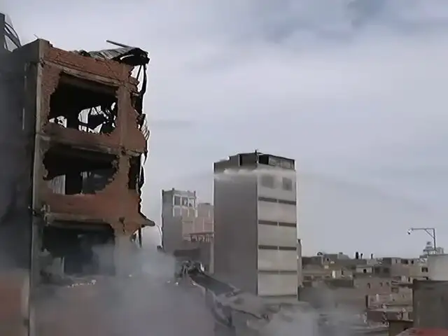 Incendio en Barrios Altos podría continuar hasta el domingo, advierten bomberos