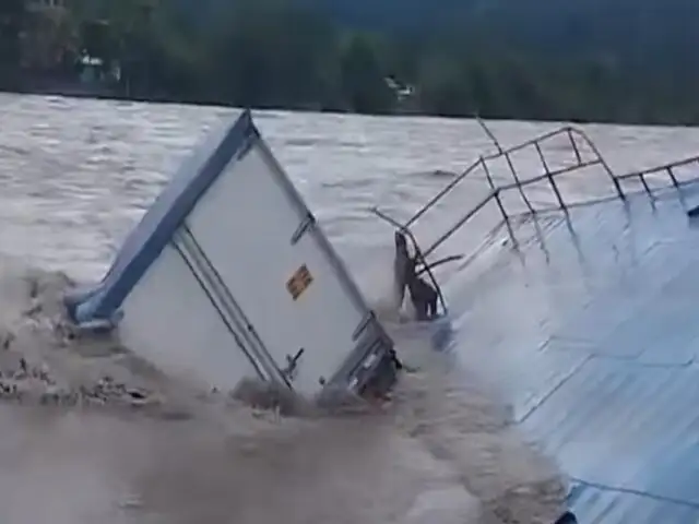 La Libertad: Camión cae al río Marañón y chofer sobrevivió de milagro