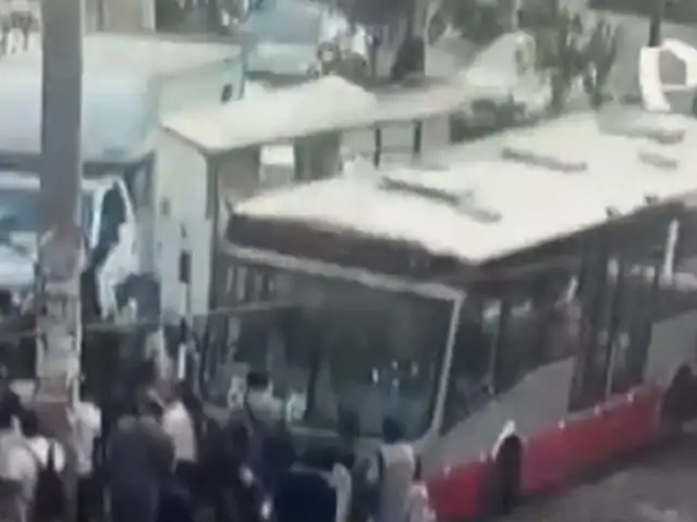 Bus del Corredor Rojo sin frenos choca contra paradero en Ate y deja un herido