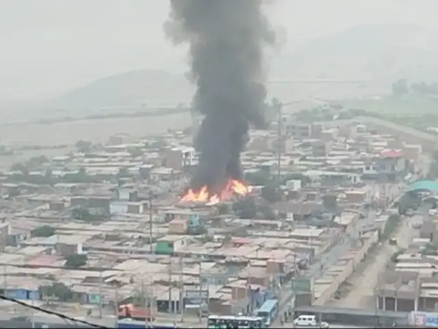 Incendio en Ancón deja más de 25 viviendas destruidas y un menor fallecido