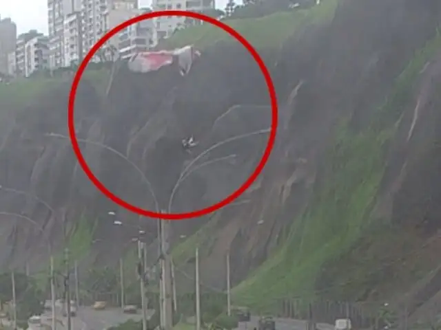 Accidente en Miraflores: parapente con dos ocupantes cae sobre vía rápida de la Costa Verde