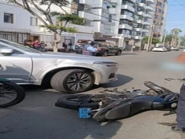 Fatal accidente en Miraflores: motociclista muere tras chocar contra vehículo que salía de cochera