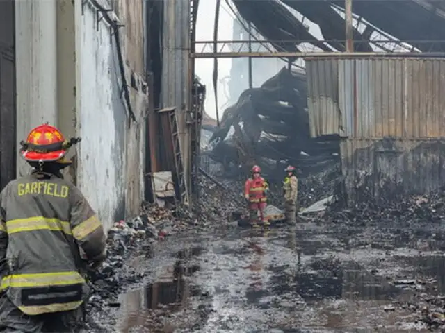 Bomberos seguirán en Barrios Altos hasta extinguir el incendio: "no nos vamos a ir"