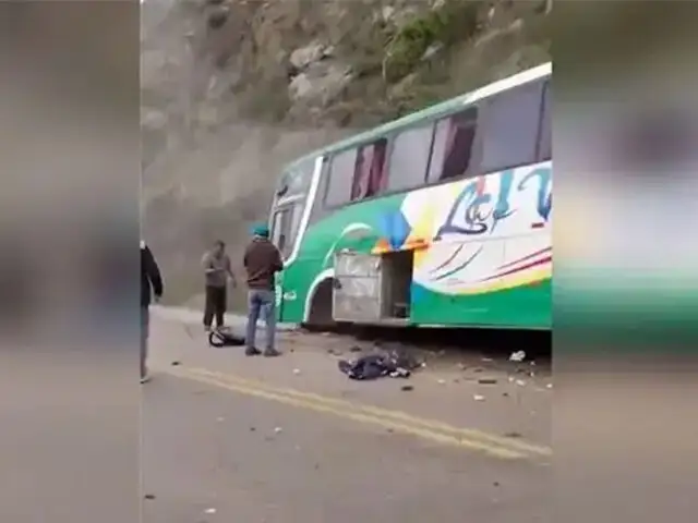 La Libertad: tres muertos y seis heridos deja despiste de bus que terminó impactando contra un cerro