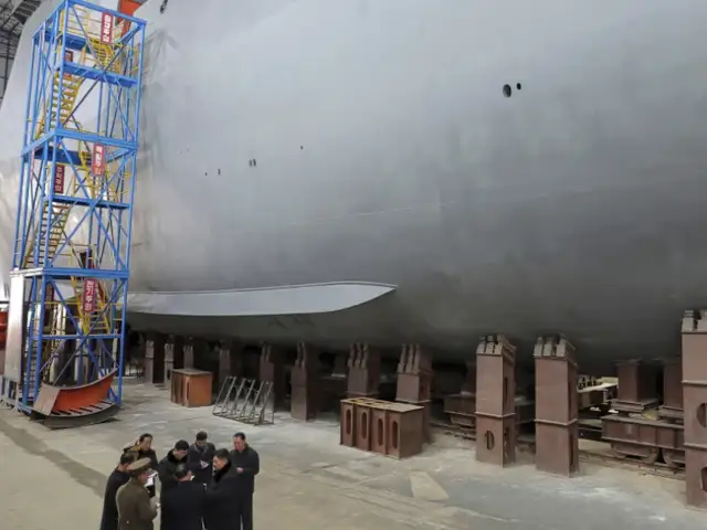 Corea del Norte exhibe por primera vez construcción de submarino de propulsión nuclear