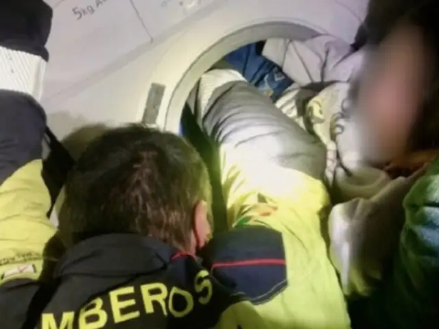 Bomberos rescatan a niña atrapada en el tambor de una lavadora