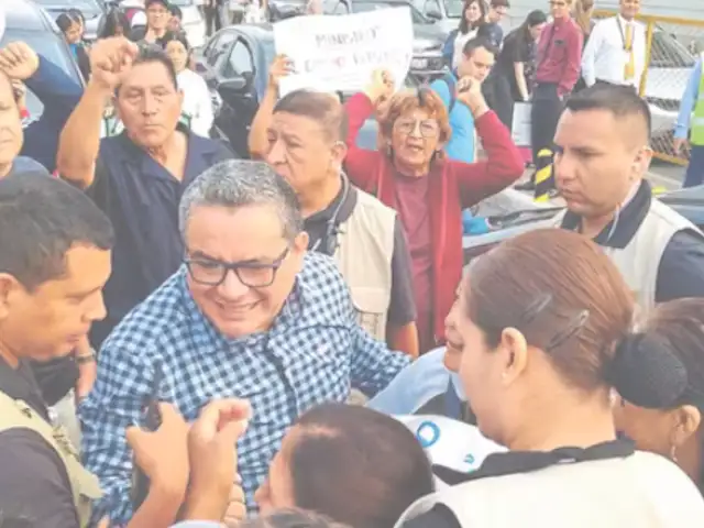 Juan José Santiváñez regresó de Europa y así fue recibido en el aeropuerto