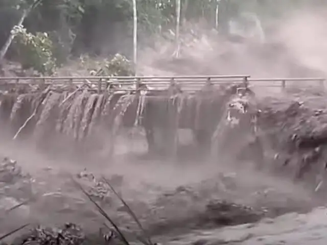 Desborde de quebrada en Piura destruye puente y afecta viviendas