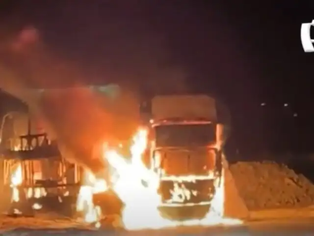 ¡Terror en La Libertad! Incendian bus de transporte de personal en descampado de Chao