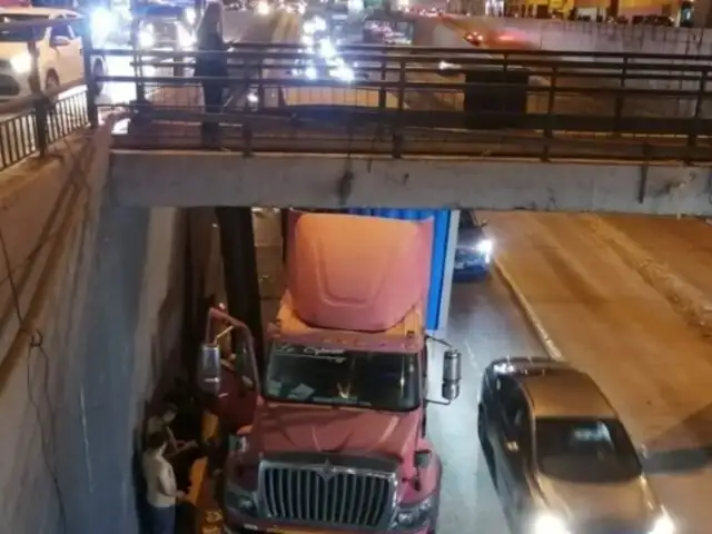 Cercado de Lima: tráiler choca contra estructura metálica cerca del puente Ramón Castilla