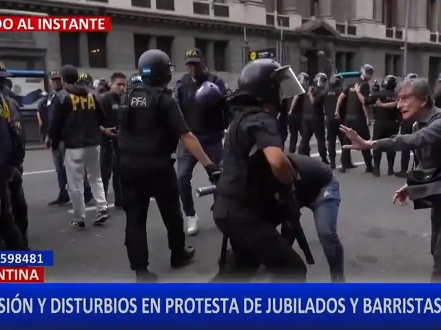 Argentina: Jubilados y barristas se enfrentan a la policía en violenta manifestación